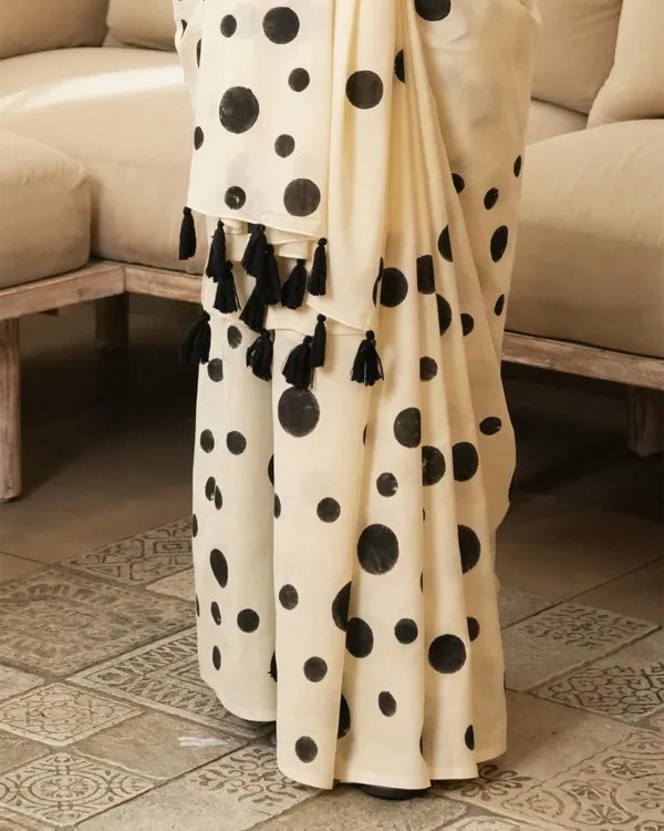 Ivory_Cotton_Heart_H_Block_Printed_Mul_Saree_With_Tassels_For_Women